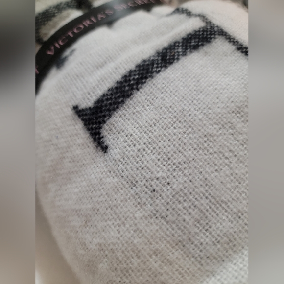 NWT Victoria's Secret Luxurious Super Soft Throw - Picture 7 of 10
